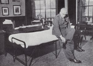 General Sir Edmund Ironside, Chefe do Estado Maior Imperial, em seu escritório no Gabinete de Guerra, onde dormia frequentemente durante a Segunda Guerra Mundial, 1939-1940 de English Photographer