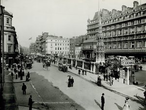 Vista geral ao longo da Strand com a estação Charing Cross de English Photographer