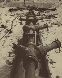 Arma secreta alemã destinada a disparar projécteis contra Londres a partir de tubos escavados em falésias na costa francesa, descoberta pelas forças aliadas que avançavam após os desembarques na Normandia, Segunda Guerra Mundial de English Photographer