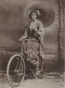 Garota de bicicleta, vestida na moda japonesa de English Photographer