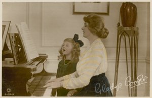 Gladys Cooper e garota no piano de English Photographer