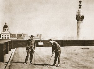 Prática de golfe para trabalhadores de escritório no telhado de Adelaide House, de Wonderful London, publicado em 1926-27 (fotogravura) de English Photographer