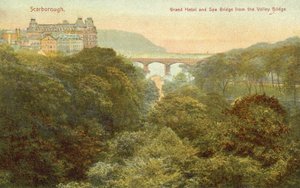 Grand Hotel and bridge, Scarborough (foto a cores) de English Photographer