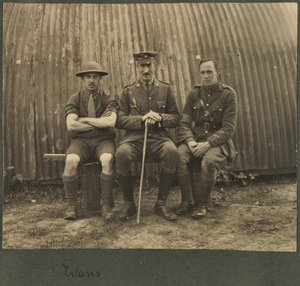 Grupo de três soldados fora de uma cabana de Nissan, c.1914-18 de English Photographer