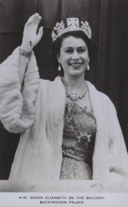 HM Queen Elizabeth na varanda, Buckingham Palace (foto a p/b) de English Photographer