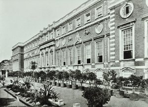 Palácio de Hampton Court, Hampton Court Road, Richmond: The Terrace, Wrens Court, 1896 de English Photographer