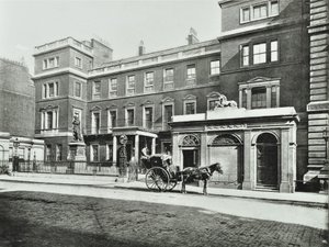 Táxi da Hansom fora do escritório de guerra Pall Mall, Willis Collection, 1890 de English Photographer