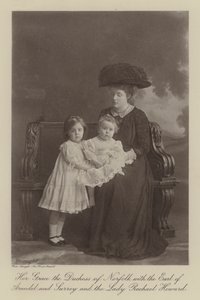 Sua Graça, a Duquesa de Norfolk, com o Conde de Arundel e Surrey e Lady Rachael Howard (fotografia a preto e branco) de English Photographer