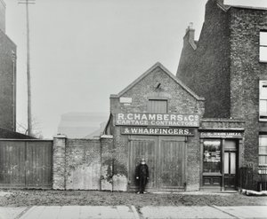 High Street, North Woolwich; mais tarde Pier Road, 1899 de English Photographer