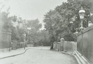 Highgate Archway: abordagem oriental com lâmpada velha fixada em corrimões, 1896 de English Photographer