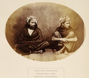 Hootiyana Dhoondees, Tribo Agrícola, Soonnee Mahomedans, Mooltan, de The People of India, de J. Forbes Watson, publicado em 1868 (impressão de albume)