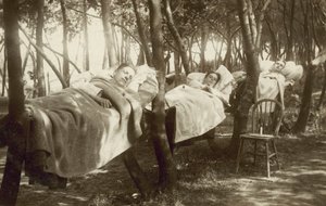 Colhedores de lúpulo dormindo em redes em uma fazenda em Kent (foto a p/b) de English Photographer