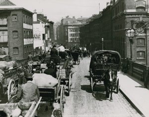 Carrinhos puxados por cavalos passando por Southwark Bridge de English Photographer