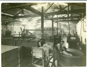 Casa de tingimento hidraulicamente operada, fábrica de tapetes, 1923 de English Photographer