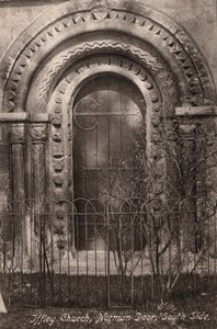 Iffley Church, Norman Door, South Side (foto a p/b) de English Photographer