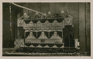 Bonde iluminado para comemorar a visita do rei e da rainha a Oldham, o 12 de julho de 1913. Cartão enviado em 1913. de English Photographer