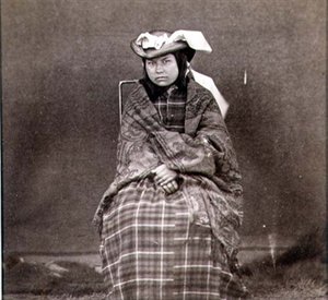 Mulher Indiana em Roupa Ocidental, fotografada pelos Engenheiros Reais no Paralelo Quarenta-Nona (foto sépia) de English Photographer