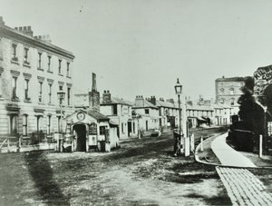 Kilburn Toll Gate no extremo sul da Kilburn High Road pela junção de Kilburn Priory, Camden Libraries, 1875 de English Photographer