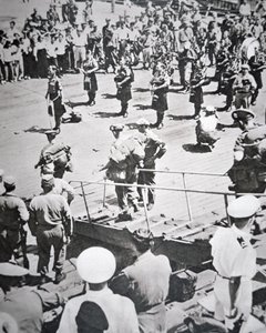 Os flautistas filtrados tocam em terra do 1º Batalhão Argyll e Sutherland Highlanders do HMS Ceilão em Pusan, 29 de Agosto de 1950 (foto a p/b) de English Photographer