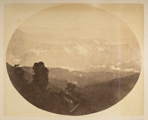 Kanchenjunga da colina perto da Câmara Municipal, [Darjeeling]. Vistas de Darjeeling de 1870 de English Photographer