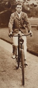 Rei Edward VIII montando sua bicicleta em 1911 de English Photographer