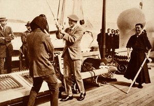 Rei Edward VIII testando um capacete japonês de esgrima, 1922 de English Photographer