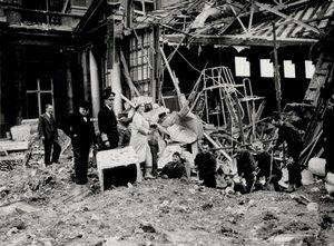 Rei George VI e Rainha Isabel, juntamente com Winston Churchill, pesquisando os danos da bomba, presumivelmente no Palácio de Buckingham (foto a p/b) de English Photographer