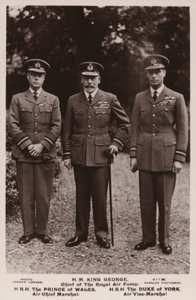 Rei George V, o Príncipe de Gales e o Duque de York no uniforme da Força Aérea de English Photographer