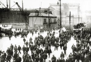 Hora de arrebentar no estaleiro Harland und Wolff, Belfast, Irlanda, com o Titanic em construção ao fundo, 1910-11 de English Photographer