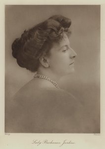 Lady Buchanan Jardine (fotografia a preto e branco) de English Photographer