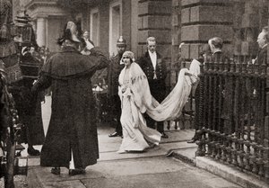 Lady Elizabeth Bowes Lyon em seu caminho para seu casamento em 26 de abril de 1923, para HRH O Duque de York, mais tarde Rei George VI, de A História de Vinte e Cinco Anos, publicado em 1935 de English Photographer
