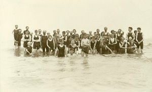 Grande grupo de nadadores de pé na água (fotografia a preto e branco) de English Photographer