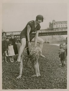 Saltando sobre a praia de Brighton de English Photographer