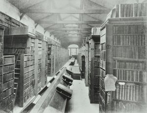 Biblioteca, Sion College, Victoria Embankment, Cidade de Londres, 1885 de English Photographer