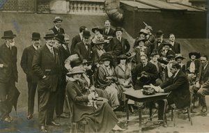 Ouvindo sir James Barrie, leia O telhado de Adrianable Crichton on Wyndhams em 1912 de English Photographer