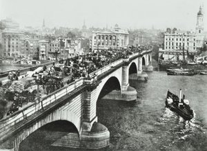 London Bridge: tráfego puxado por cavalos na ponte, 1895 de English Photographer