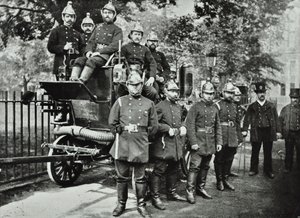 Corpo de bombeiros de Londres: grupo de bombeiros, com motor e turncocks, 1895 de English Photographer