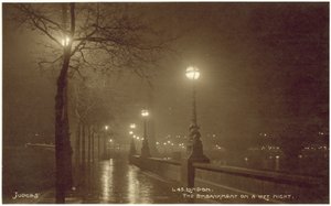 Londres, o Embankment numa noite húmida (fotografia a preto e branco) de English Photographer