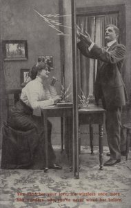 Amantes que comunicam por wireless (foto a p/b) de English Photographer