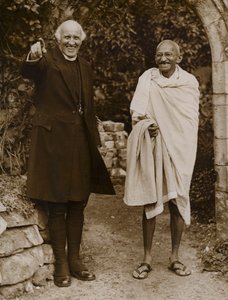 Mahatma Gandhi, líder indiano do movimento pela independência do domínio britânico (foto a p/b) de English Photographer