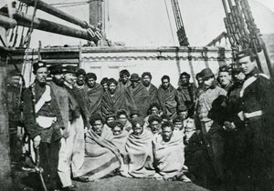 Prisioneiros Maori a bordo de um hulk de prisão em Wellington Harbour, 1866 de English Photographer