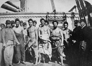 Prisioneiros Maori a bordo de um hulk de prisão em Wellington Harbour, 1866 de English Photographer