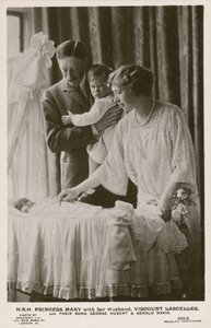Mary, Princesa Royal, e seu marido, Visconde Lascelles, com seus filhos, George e Gerald (foto a p/b) de English Photographer