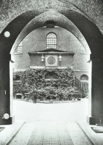 Prisão Millbank: capela através de arco, 1885 de English Photographer