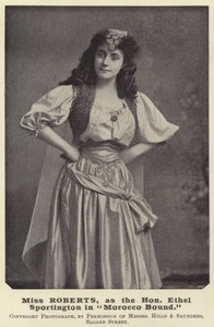 Miss Roberts, como o Hon Ethel Sportington em Marrocos Bound de English Photographer