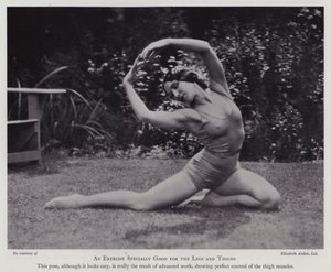Cultura de Beleza Moderna: Um exercício especialmente bom para as pernas e coxas (foto a p/b) de English Photographer