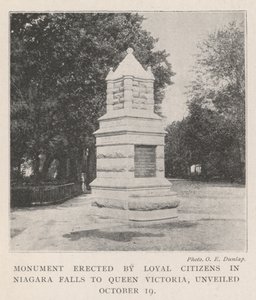 Monumento erigido por cidadãos leais em Niagara Falls à rainha Victoria, revelado em 19 de outubro de English Photographer