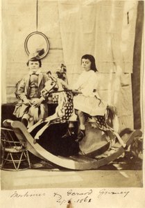 Mortimer e Gerard Gurney com o seu cavalo de balanço de English Photographer