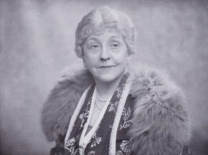 Sra. Laura Henderson, proprietária do Windmill Theatre, Piccadilly, Londres (foto)