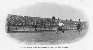 Newton Heath Right Wing leva a bola para cima e centros, 1899 de English Photographer